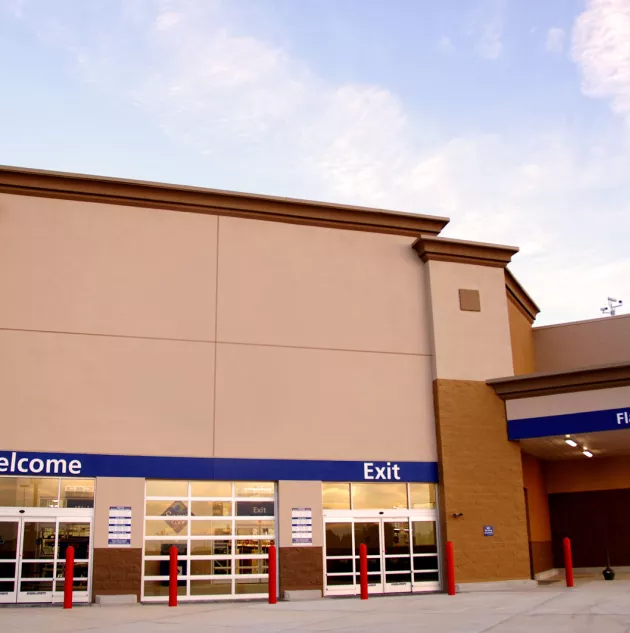 Automatic storefront doors allow for good wayfinding.